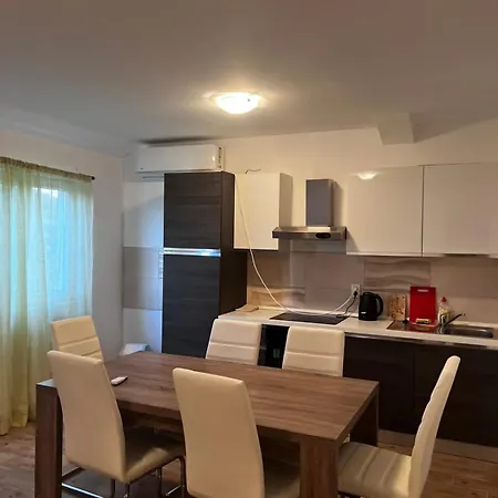 Peaceful Oasis With Sea View And Parking Spot *